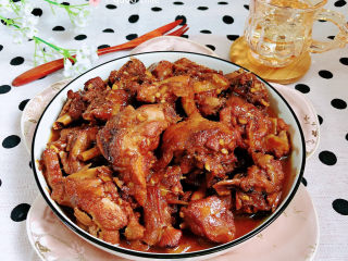 15、酱鸭腿,来一杯啤酒,配上一碗米饭,享受生活吧!