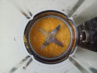 2、玉米渣煎饼,泡好的玉米渣倒入破壁机，加100毫升清水或者牛奶，打成玉米糊备用