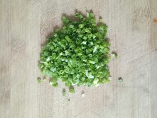 3、玉米渣煎饼,小葱清洗干净，切碎