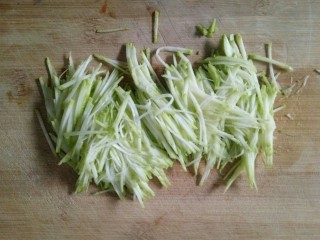 6、玉米渣煎饼,然后切成细丝