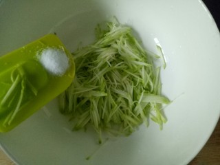 7、玉米渣煎饼,荀瓜放入大碗中，加入适量盐，腌制一会，