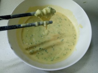 12、玉米渣煎饼,搅拌均匀，稠稠的糊糊，如图状态