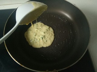 14、玉米渣煎饼,小火烧热油，用勺子舀一勺面糊倒入锅中