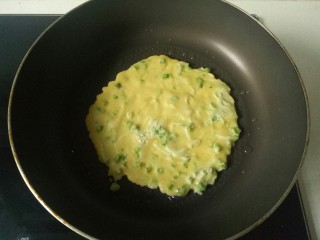 15、玉米渣煎饼,用铲子快速摊开，等面糊凝固