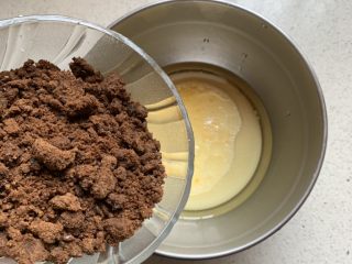 3、蓝莓麦芬蛋糕,倒入红糖