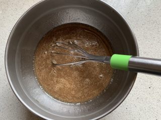 4、蓝莓麦芬蛋糕,手抽搅拌均匀,少许红糖块没事,烤后更好吃