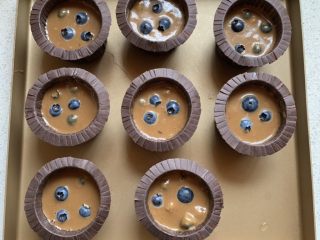 8、蓝莓麦芬蛋糕,装入纸杯,八九分满