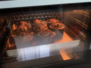 10、蓝莓麦芬蛋糕,直到完全膨胀,呈棕红色即可