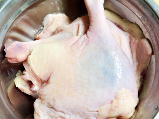 2、姜母鸭,准备好鸭腿肉。