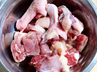 3、姜母鸭,将鸭腿剁成小块待用。