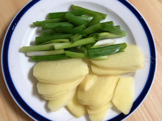 5、姜母鸭,准备好葱姜，切好待用。