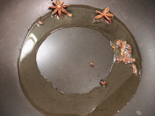 6、姜母鸭,锅中倒入油，加热至五成热，煸香花椒粒和大料。