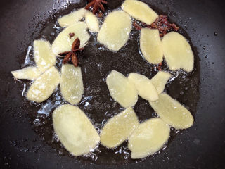 7、姜母鸭,放入姜片，煸香。