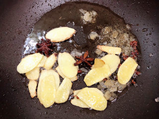 8、姜母鸭,放入冰糖，慢慢融化。