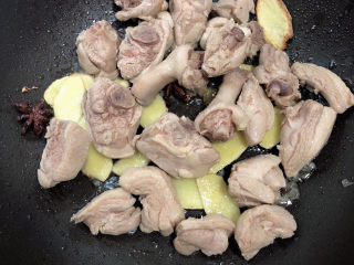 9、姜母鸭,放入鸭肉翻炒均匀。