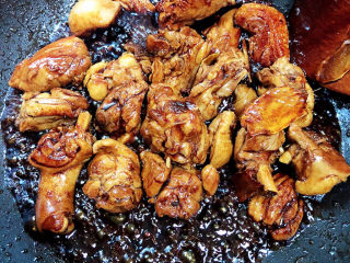 11、姜母鸭,翻炒均匀上色。