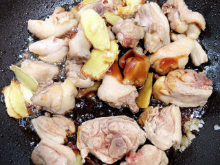 10、姜母鸭,加入料酒、盐、耗油、生抽、老抽。