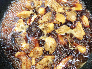 13、姜母鸭,鸭汤炖开锅后，关火。