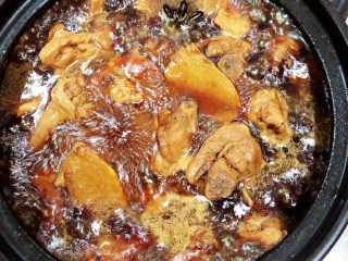 15、姜母鸭,压熟鸭肉后，倒入小砂锅中，收汁。