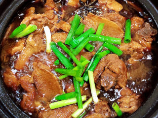 16、姜母鸭,放入葱段，翻炒入味。