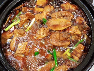 17、姜母鸭,收好汁，即可出锅了。