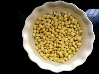 1、卤虾酱煎豆粒,黄豆粒洗净，放入适量清水，没过黄豆粒，浸泡一天，豆粒变膨胀，控干水份