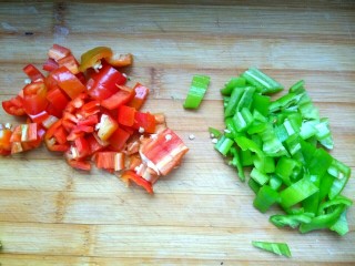 2、卤虾酱煎豆粒,尖椒切丁