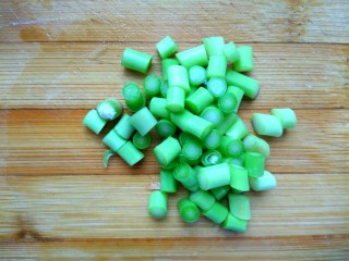 3、卤虾酱煎豆粒,蒜苔切丁