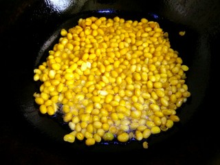 5、卤虾酱煎豆粒,黄豆粒豆皮变皱，豆粒变焦黄，倒出多余的油