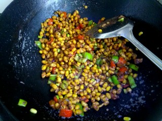 8、卤虾酱煎豆粒,大火翻炒均匀至起沫，关火出锅