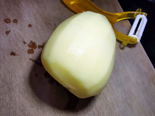 3、土豆炒肉丝,土豆削皮