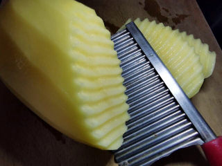 4、土豆炒肉丝,有波浪刀就拿出来，先切成片