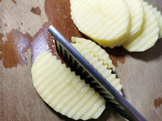 5、土豆炒肉丝,再改为条状