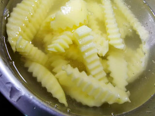 6、土豆炒肉丝,用水洗去淀粉