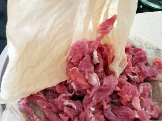 10、土豆炒肉丝,挤出水分，再用纸巾吸干