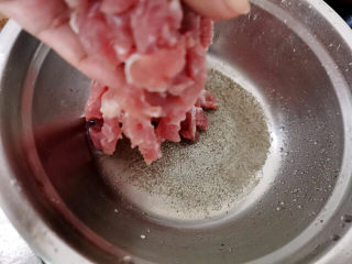 12、土豆炒肉丝,肉丝放入腌料中