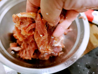 14、土豆炒肉丝,充分抓匀