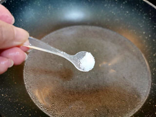 16、土豆炒肉丝,水中加盐