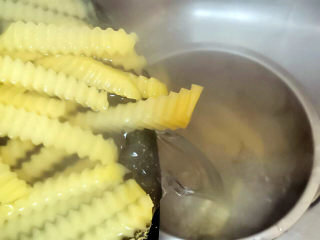 18、土豆炒肉丝,沥去水分