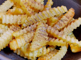 24、土豆炒肉丝,撒上胡椒粉，盐