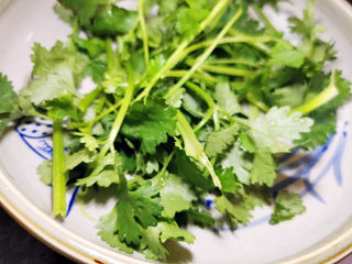 32、土豆炒肉丝,盘中放香菜，把土豆肉丝放进来