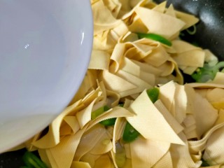 8、红烧豆皮,先加入水淀粉