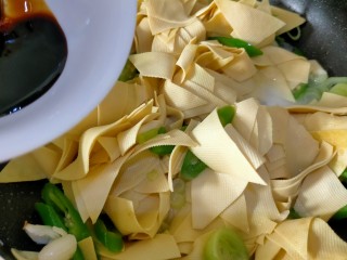 9、红烧豆皮,再加入红烧汁快速翻炒均匀