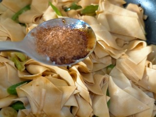 10、红烧豆皮,最后加入适量十三香
