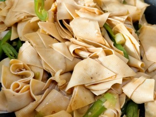 12、红烧豆皮,翻炒均匀即可出锅