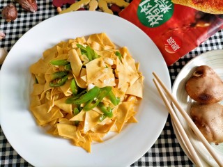 13、红烧豆皮,装盘上桌