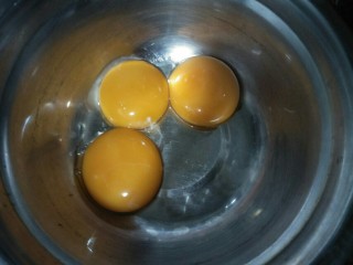 1、拉花半熟芝士蛋糕,蛋黄蛋白分离，蛋黄放于盘中。