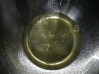 2、拉花半熟芝士蛋糕,蛋白放于另一个没水没油的盘中。