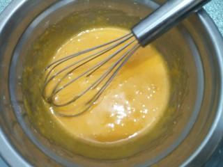 4、拉花半熟芝士蛋糕,搅拌均匀。