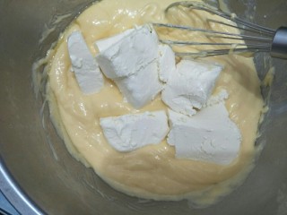 9、拉花半熟芝士蛋糕,放入奶油奶酪。